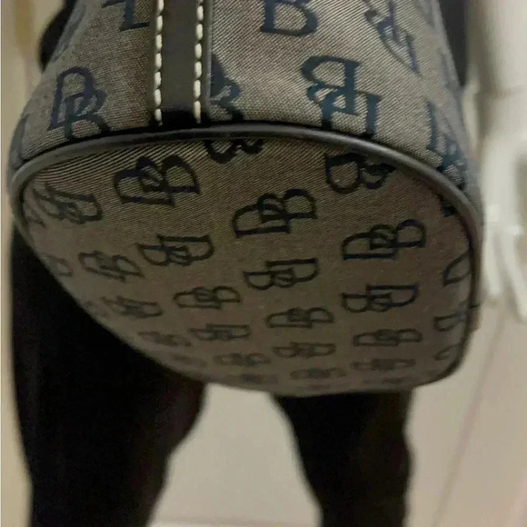 Dooney&Bourck Beautiful medium size shoulder bag is chic and attractive - Picture 6 of 15